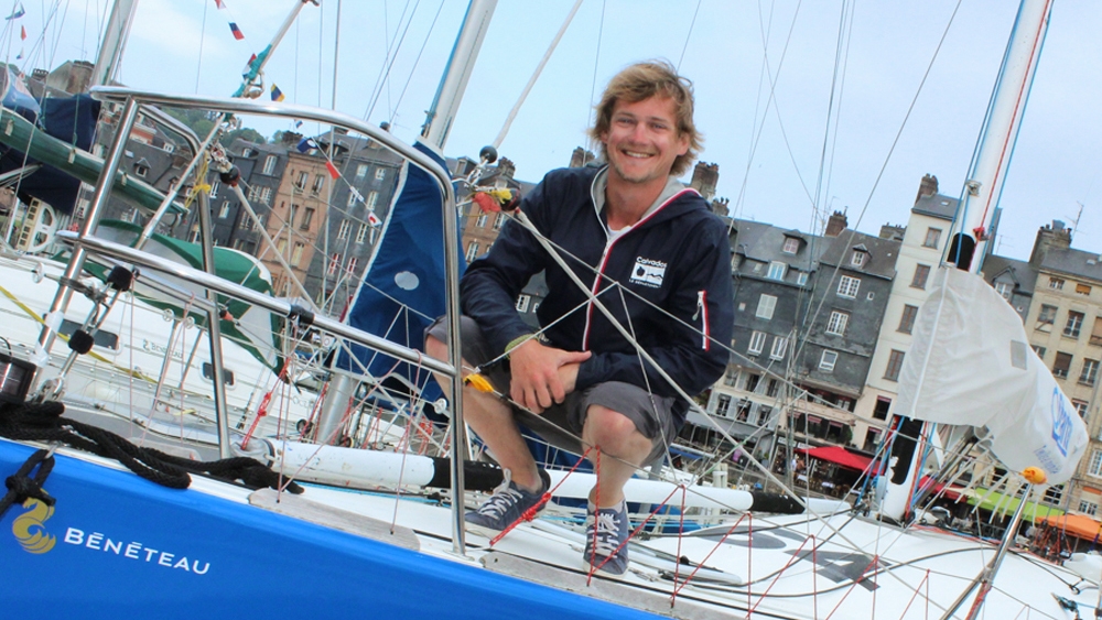 Pierre Louis Attwell navigateur stomisé partenariat sportif sur son bateau vogue avec un crohn