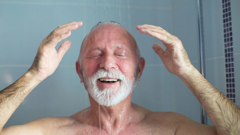 homme sous la douche