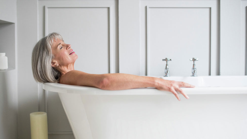 femme dans son bain