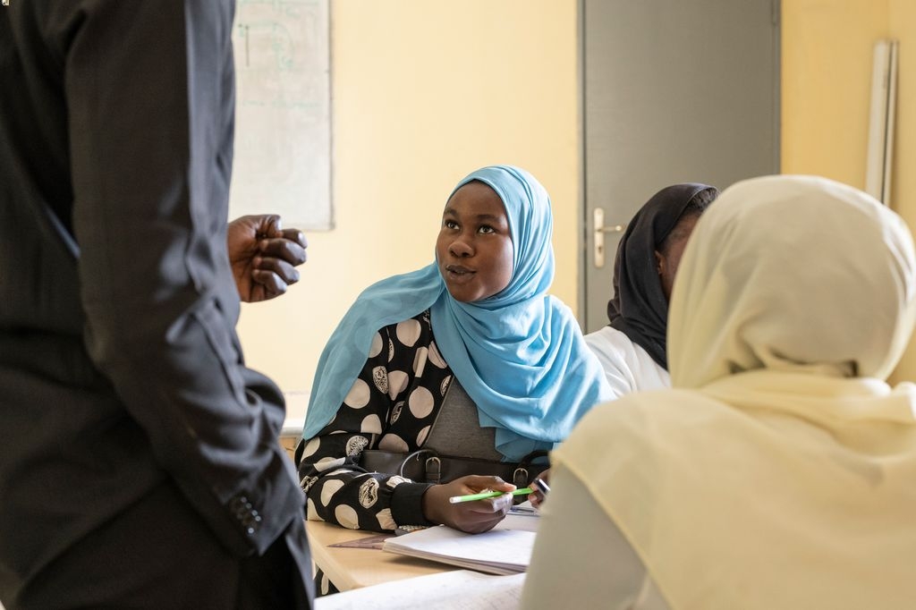 Dans la classe, les élèves peuvent participer activement aux discussions et poser des questions.