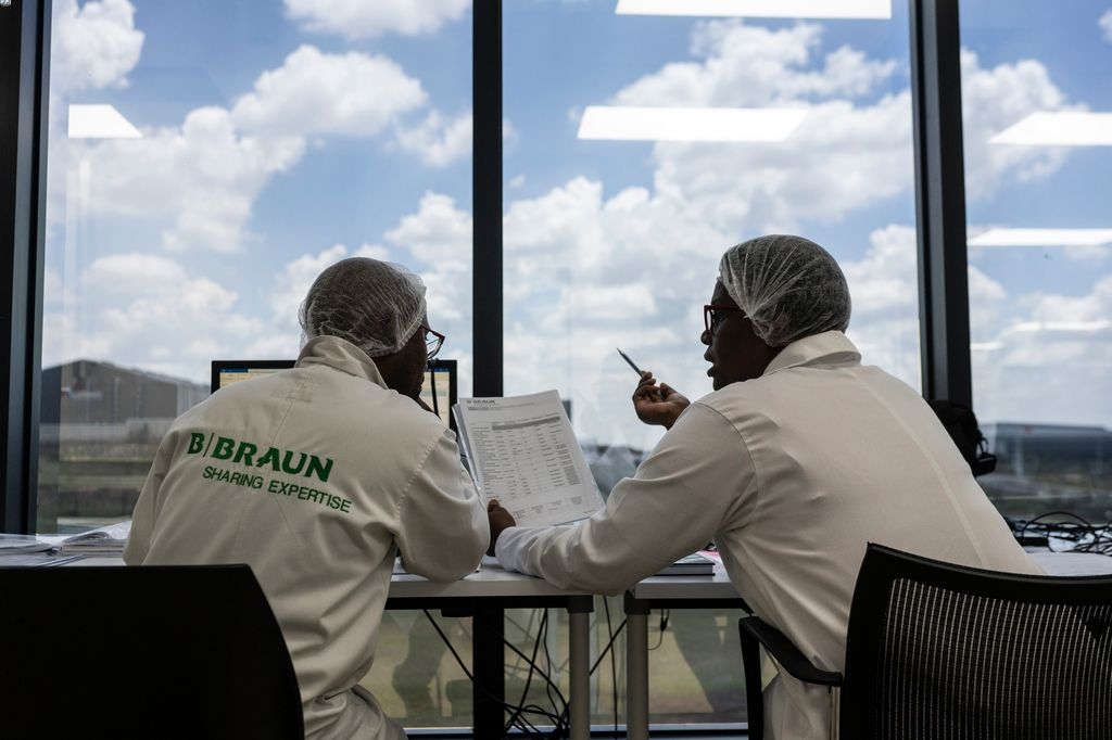 Personnel de laboratoire d’essais à l’usine B. Braun de Longlake.