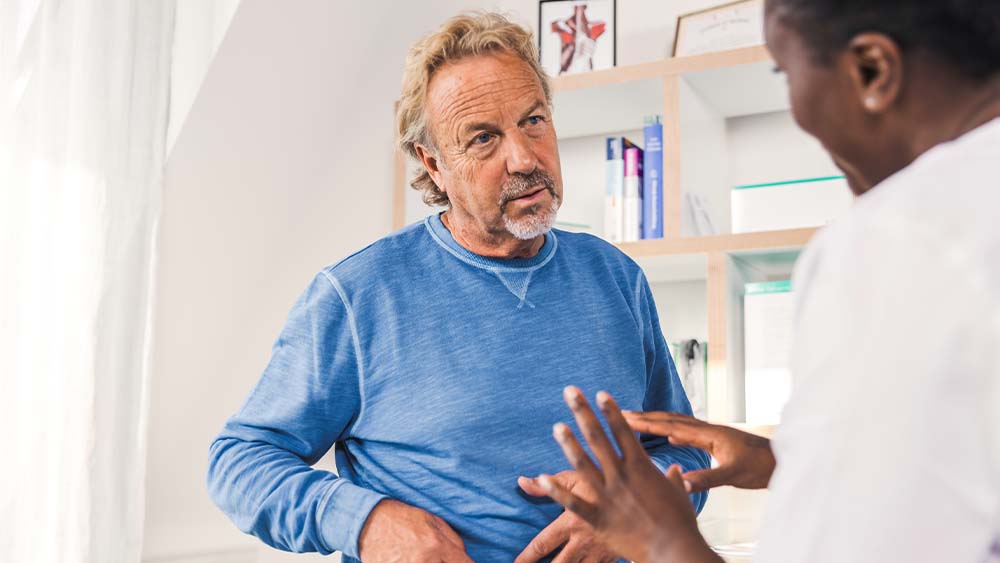 homme patient stomisé avec professionnel de santé