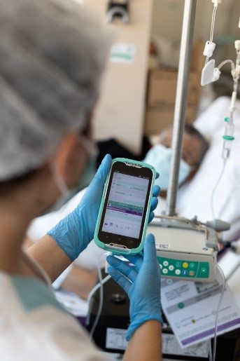 L’infirmière d’oncologie utilise la télécommande de sécurité