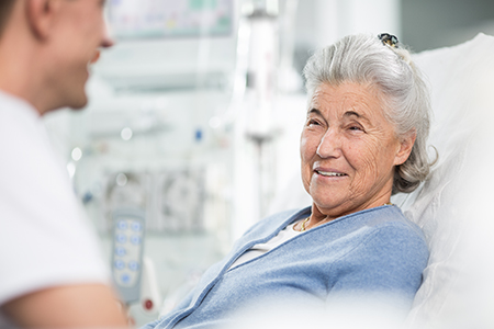 femme âgée lit hôpital dialyse