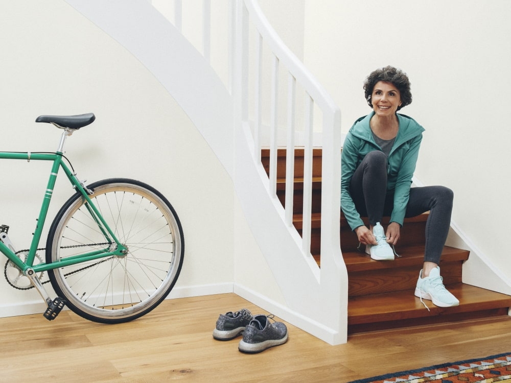 femme sportive dans escalier stomisée iléostomie