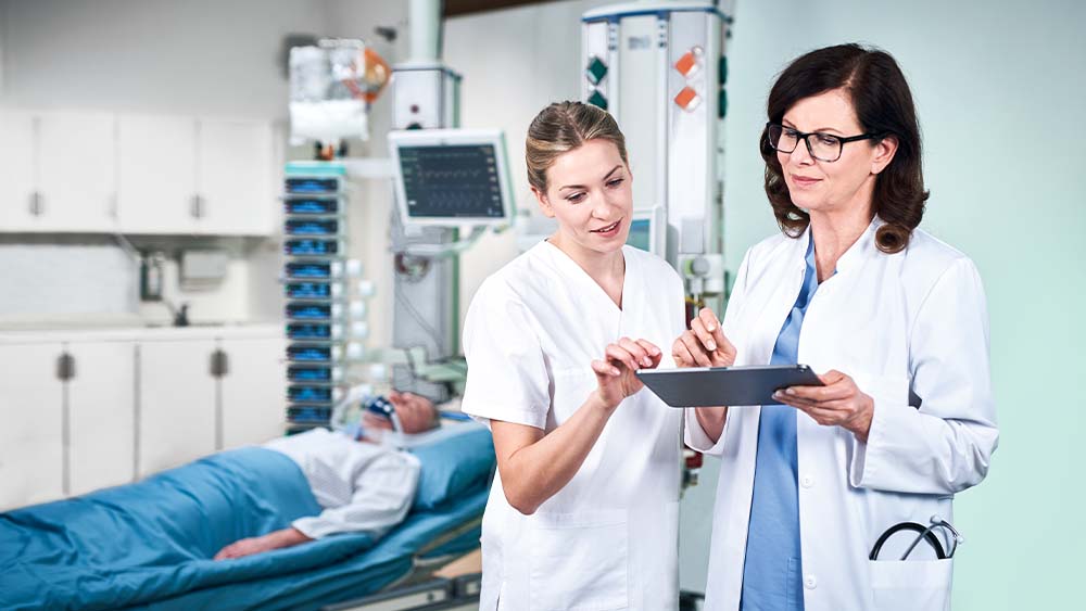 Les professionnels de santé discutent en unité de soins intensifs