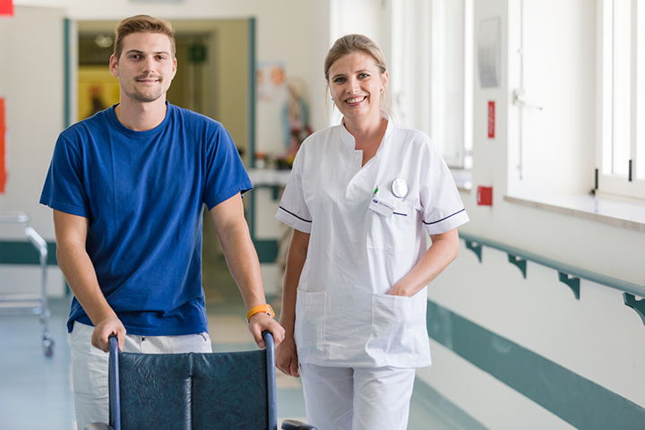 infirmiers dans un couloir d'hôpital avec chariot