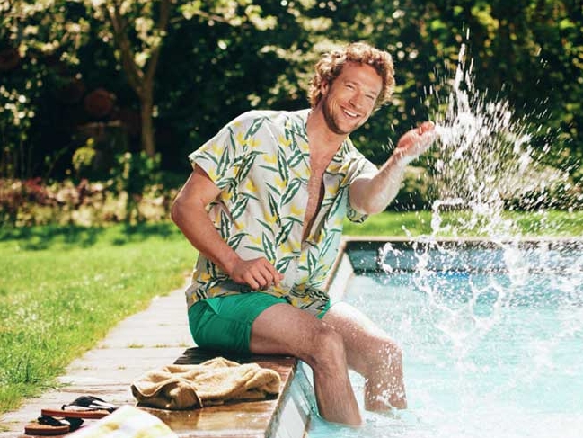 homme été chemise à fleurs au bord d'une piscine